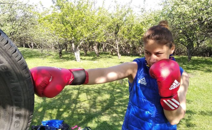 BOX | sportinmuscel.ro și Muscel TV au asistat la un antrenament al pugilistei Claudia Nechita într-o livadă cu pomi fructiferi de pe Dealul Crețișoara